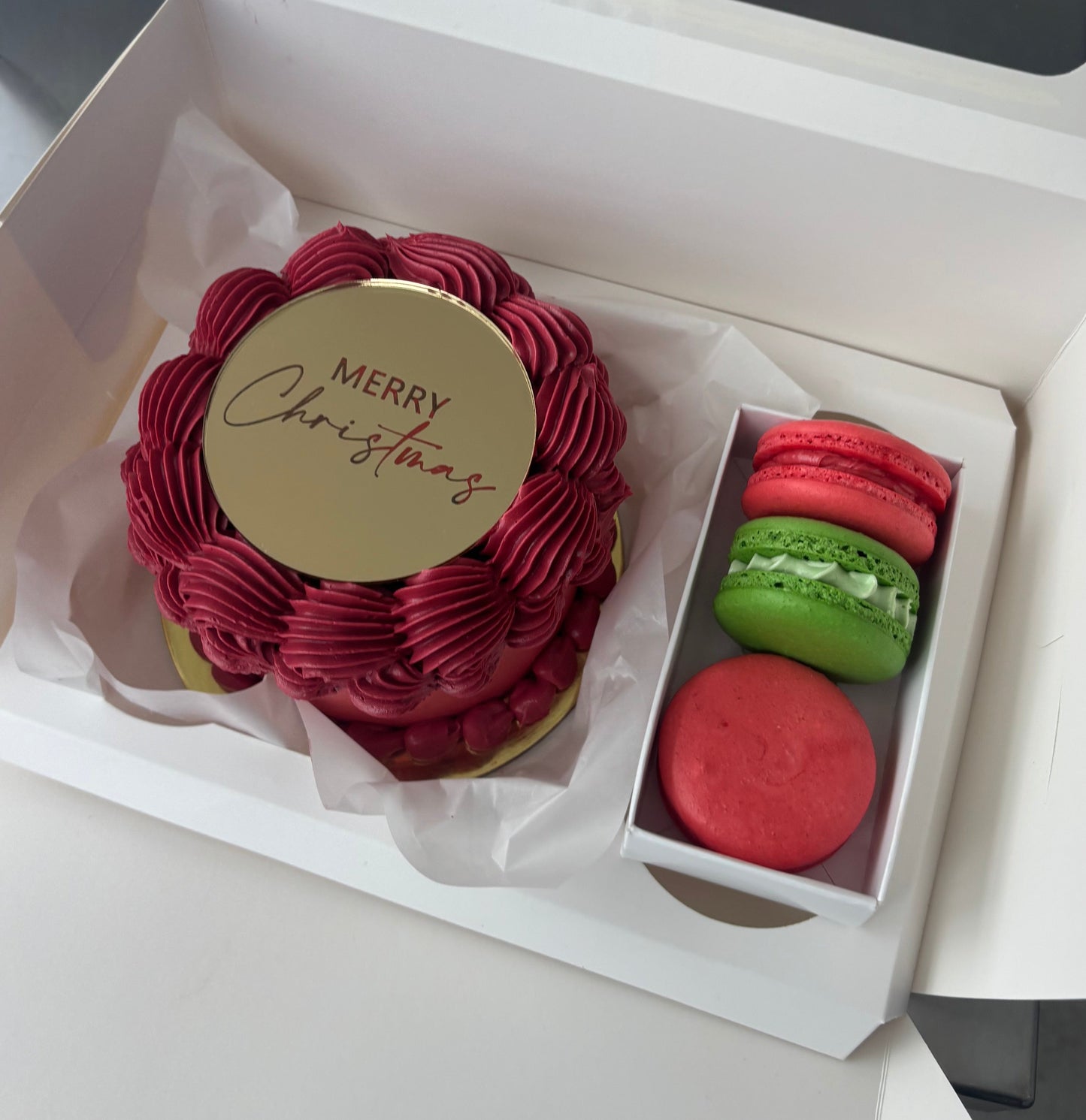 Mini cake + macarons